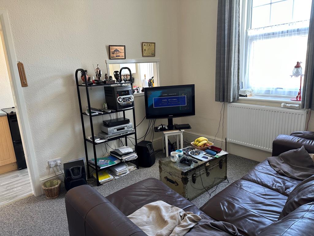 Lot: 138 - FREEHOLD BLOCK OF FLATS FOR INVESTMENT - Flat C - Living Room